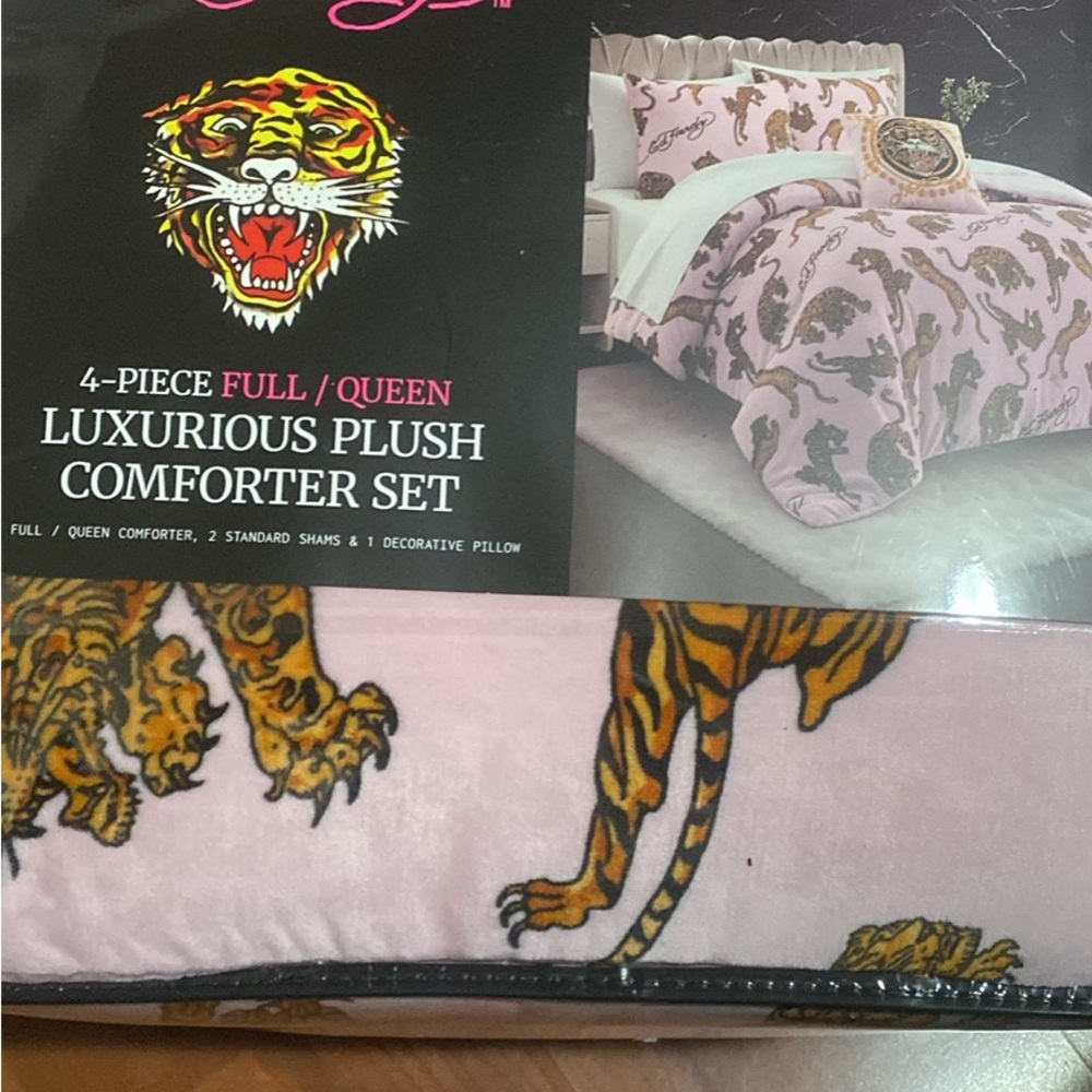 Ed Hardy Pink and Black Plush Comforter Set - Full/Queen - Picture 3 of 4